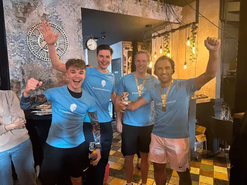 Aqqo kolleegid medalitega poolmaratoni järel