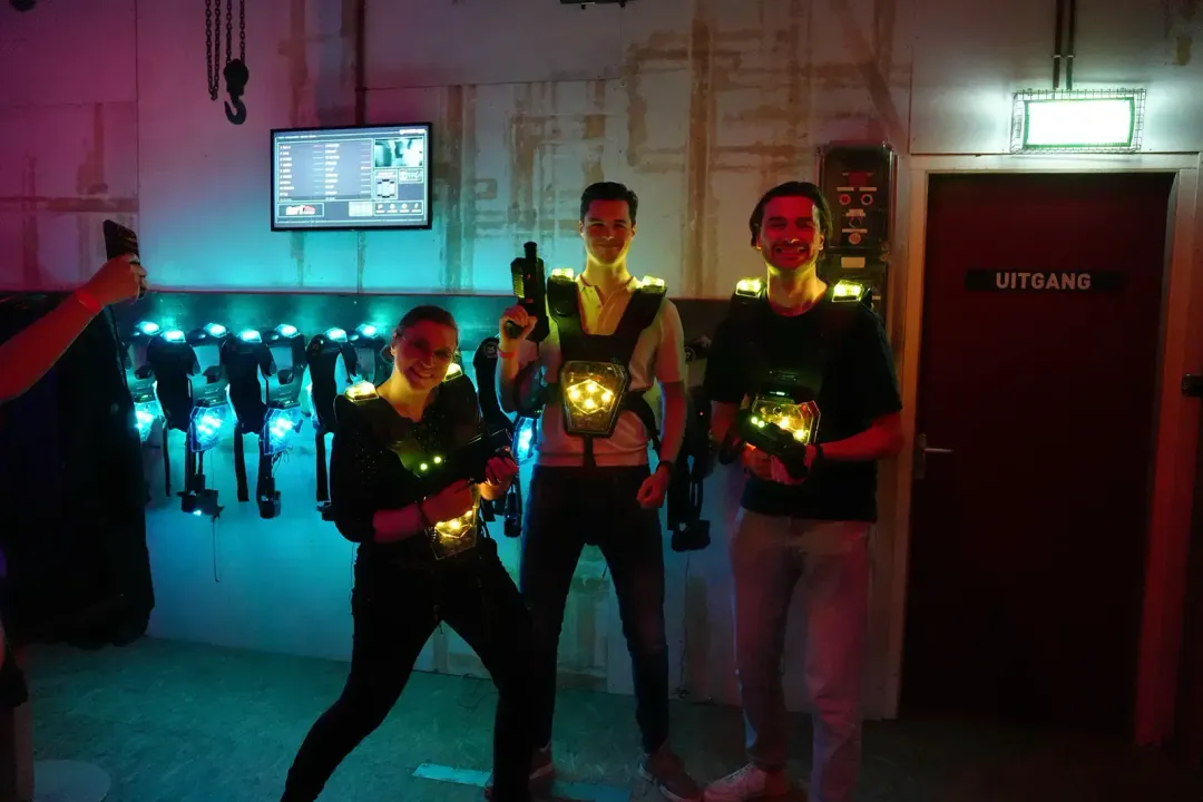 Aqqo kolleegid lasergame’i mängimas