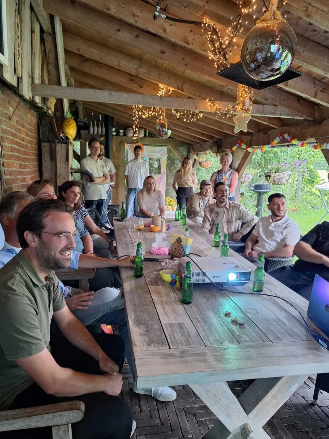 Aqqo meeskond ühise söögilaua taga terrassil