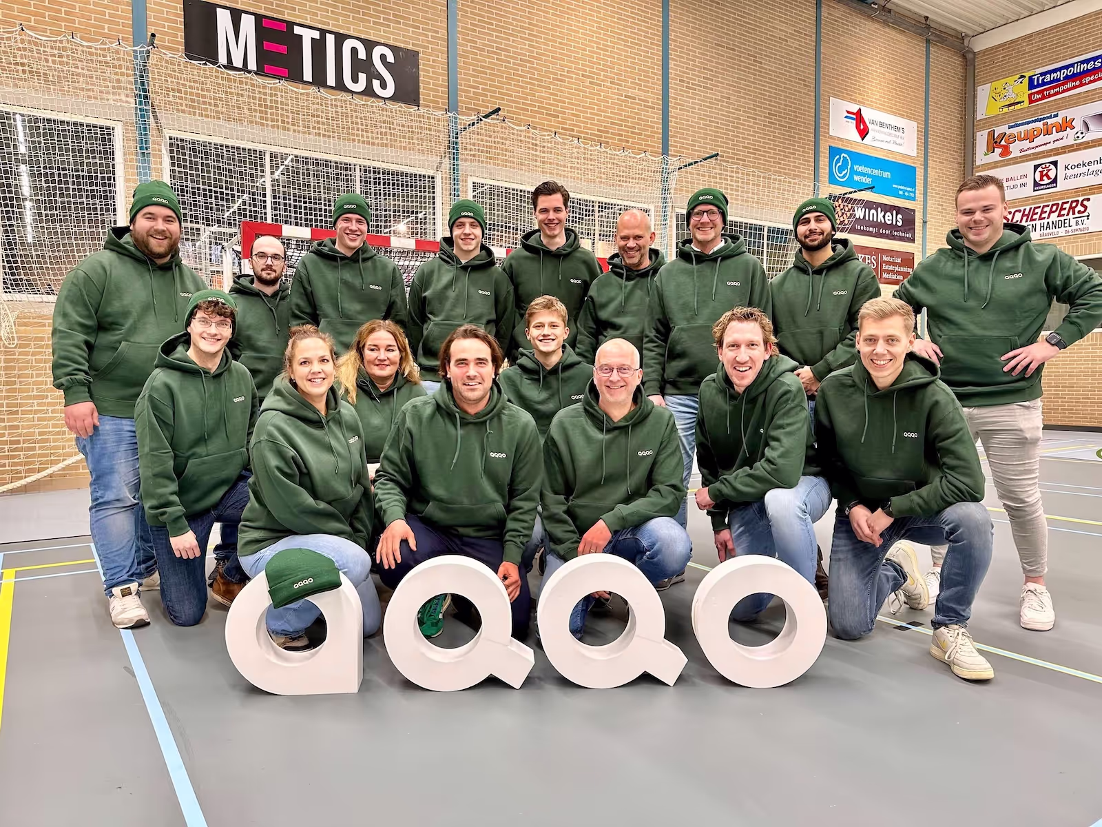 Aqqo meeskond hiiglaslike Aqqo-tähtedega