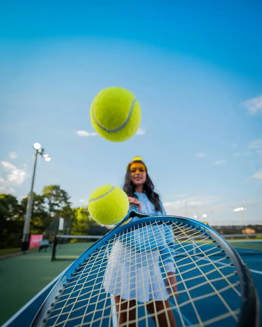 Tennisepall õhus ja reket Oldenzaali tenniseväljakul